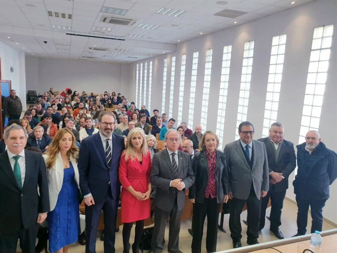 Del Pozo y Díaz (centro), en la apertura de la la Mesa Andaluza por la FP Dual en Córdoba.