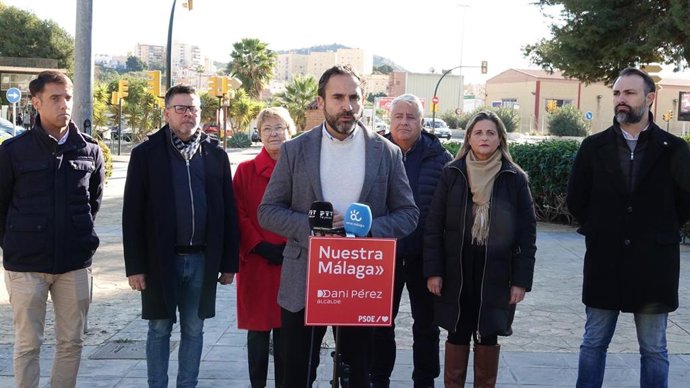 El portavoz del PSOE en el Ayuntamiento de Málaga, Daniel Pérez, y otros ediles socialistas.