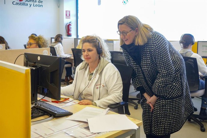 Blanco, durante su visita a la sala de operaciones del servicio de Teleasistencia.