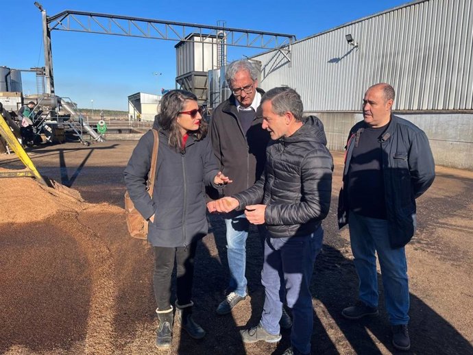 Irene de Miguel, junto a Joaquín Macías, visita una cooperativa de segundo grado en Guareña.