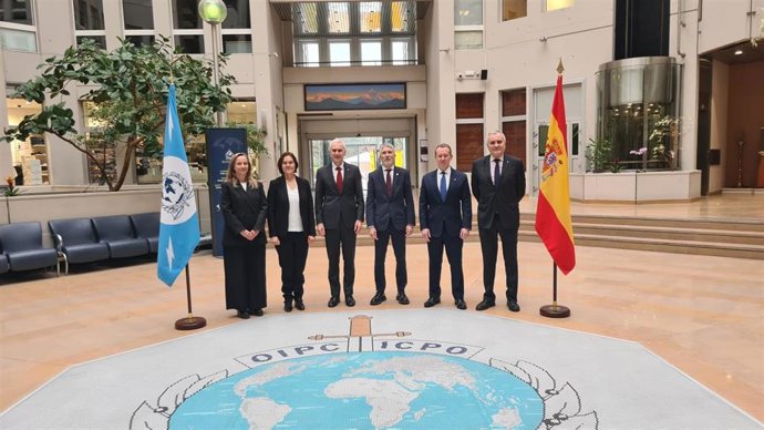 El ministro del Interior, Fernando Grande-Marlaska, visita las instalaciones de Interpol en Lyon