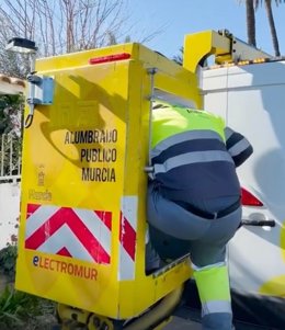 Archivo - Un operario del servicio de Alumbrado Público de Murcia