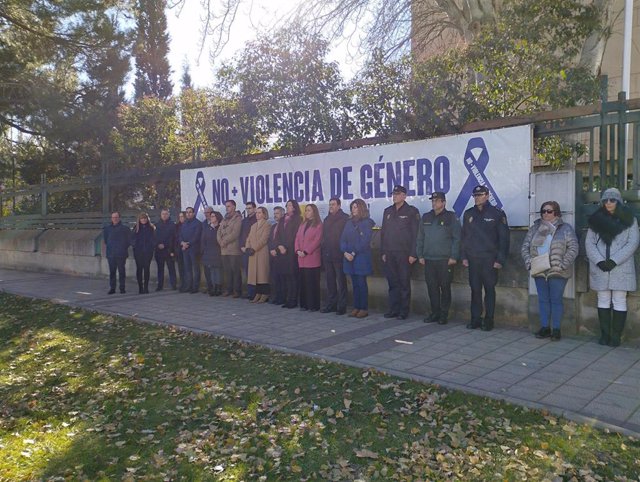 Concentración ante la Delegación del Gobierno en Castilla y León para condenar los dos últimos asesinatos registrados en Valladolid.