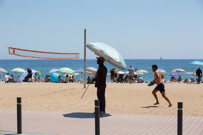 Archivo - EP- Selección fotos  2022: Varias personas en la playa de la Barceloneta, a 13 de julio de 2022, en Barcelona, Catalunya (España). La intensa y extensa ola de calor llega hoy a su momento cumbre, aunque ese pico se mantendrá durante varios día