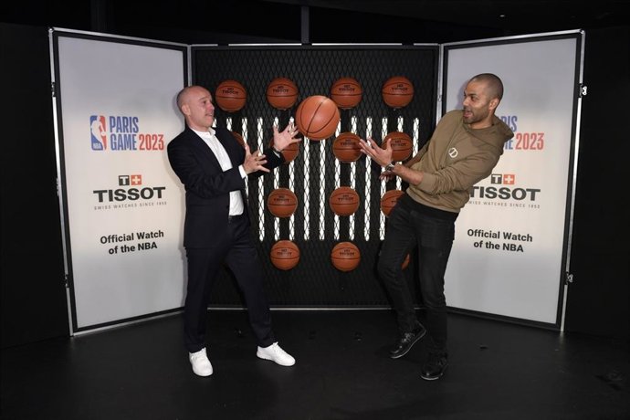 El CEO de Tissot, Sylvain Dolla, y el exjugador francés de la NBA y embajador de la marca relojera suiza Tony Parker.