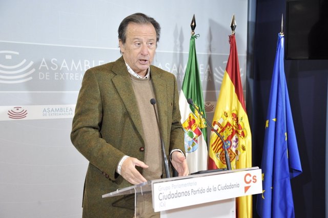 El diputado de Ciudadanos en la Asamblea de Extremadura Fernando Baselga en rueda de prensa