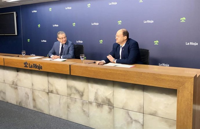 El consejero de Hacienda y Administración Pública, Celso González, y el director general de Servicios Jurídicos, Daniel García, han detallado hoy en un balance sobre litigosidad en La Rioja