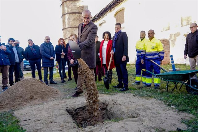 El alcalde de Sevilla, Antonio Muñoz, ha participado en el acto de colocación de la primera piedra de las obras de urbanización para el nuevo complejo de la Fábrica de Vidrio a 23 de enero del 2023 en Sevilla (Andalucía, España).