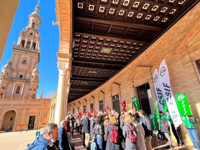 CSIF se concentra en Almería, Jaén y Sevilla para protestar por la "escasez" de medios de la Inspección de Trabajo.