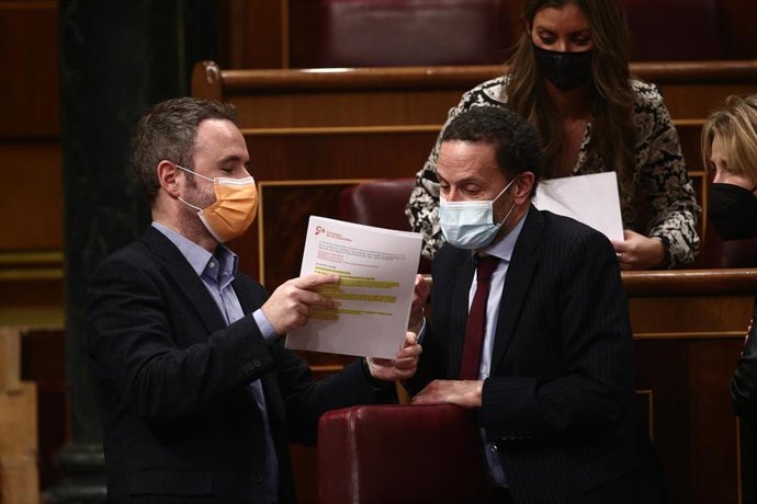 Archivo - El diputado de Cs en el Congreso, Guillermo Díaz Gómez (i); conversa con el portavoz adjunto, Edmundo Bal.