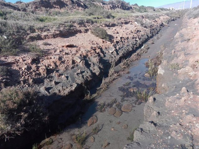 Canal que abastece de agua a las Salinas de Cabo de Gata, en Almería, en las últimas horas