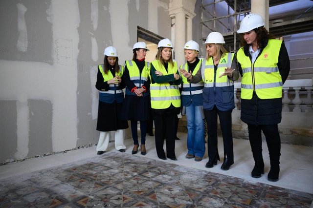 Carazo en su visita a las Casas Consistoriales de Almería