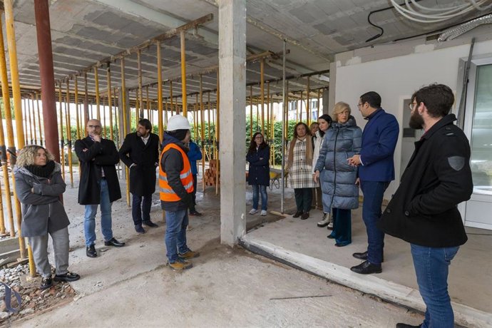 La Consejera De Educación Y Formación Profesional, Marina Lombó, Visita Las Obras Para La Construcción De Un Aula De Un Año En El CEIP Fuente Salín De Val De San Vicente