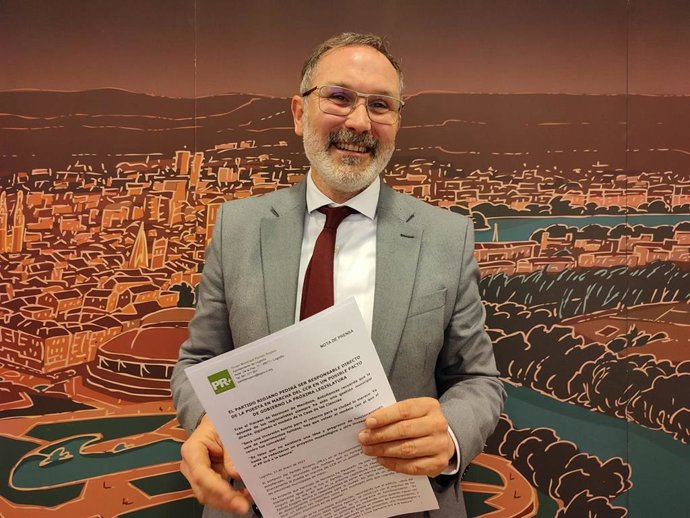 El portavoz del Partido Riojano (PR+) en el Ayuntamiento de Logroño, Rubén Antoñanzas, tras una comparecencia de prensa