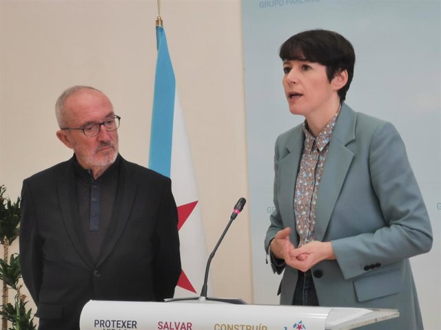 La portavoz nacional del BNG, Ana Pontón, y el portavoz de la Plataforma SOS Sanidade Pública, Manuel Martín.