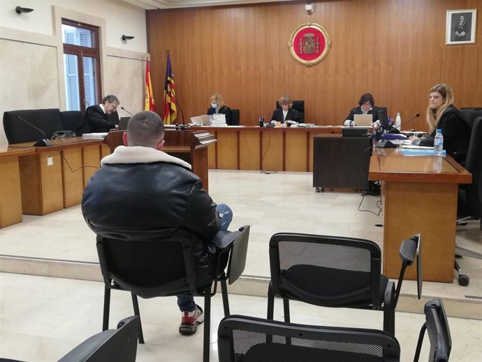 El acusado de encerrar y violar a una mujer ebria en el baño de un pub de Menorca, sentado en la Audiencia Provincial.