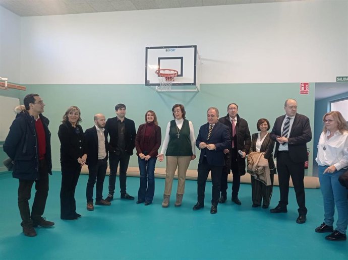 Rocío Lucas visita las nuevas instalaciones del Gómez Manrique en la localidad palentina de Villamuriel de Cerrato.