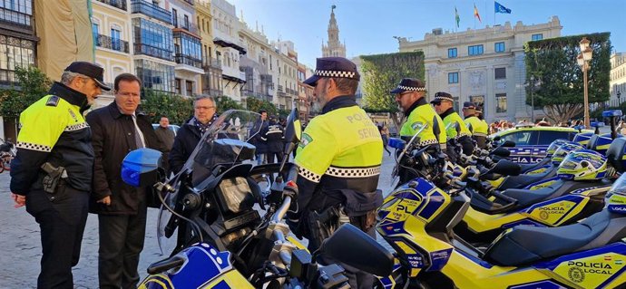El delegado Juan Carlos Cabrera, segundo por la derecha, en la presentación de las nuevas motos que se han incorporado a la Policía Local de Sevilla.