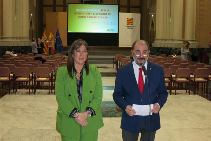 La consejera de Sanidad, Sira Repollés, y el presidente de Aragón, Javier Lambán, antes de presentar la 'Iniciativa Aragonesa para la Sostenibilidad y la Eficiencia del Sistema Nacional de Salud'.