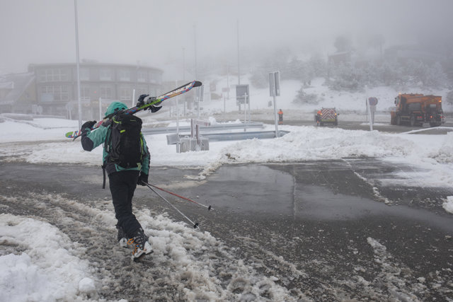Un esquiador lleva su equipo en el Puerto de Navacerrada, a 19 de enero de 2023, en Navacerrada, Madrid (España). 