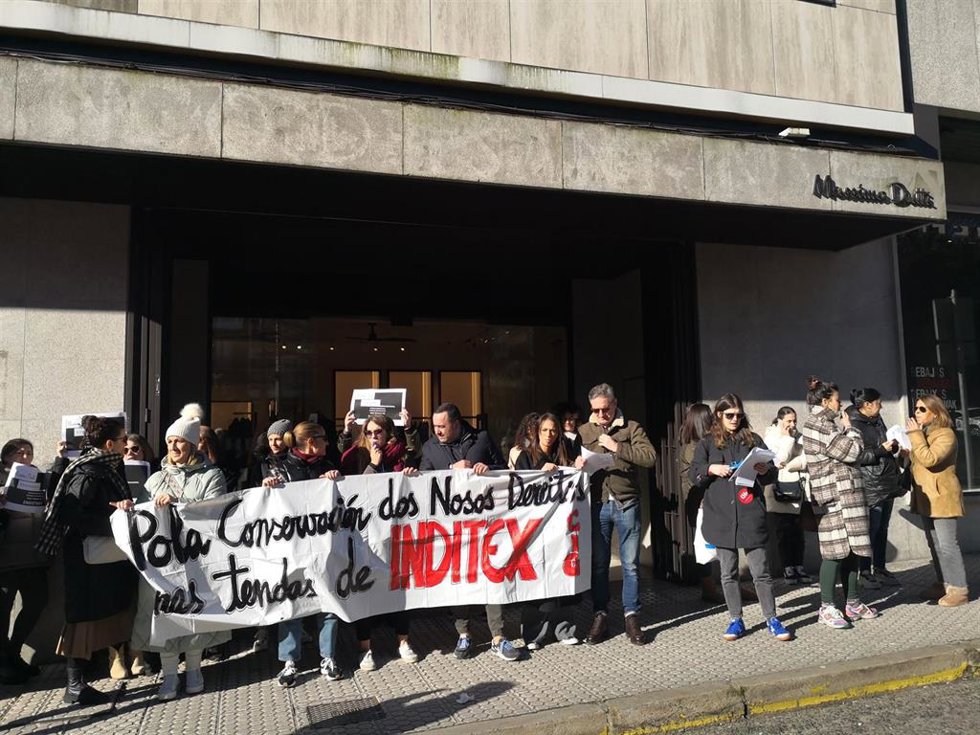 Concentración por el cierre de la tienda de Massimo Dutti en As Cancelas