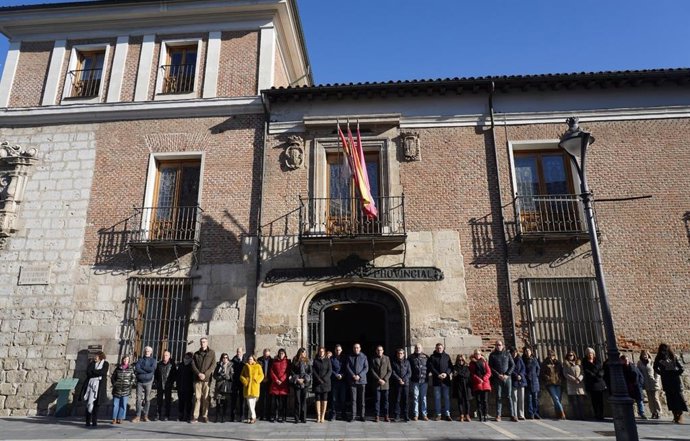 Concentración de repulsa en el Palacio Pimentel tras el último crimen machista ocurrido en la ciudad.