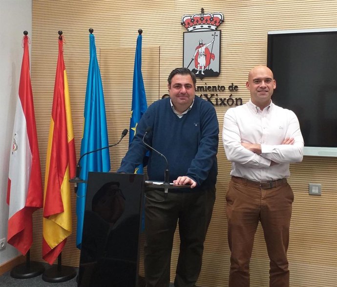 Archivo - El concejal de Foro Asturias en Gijón Pelayo Barcia (izda) junto al portavoz del grupo municipal, Jesús Martínez Salvador