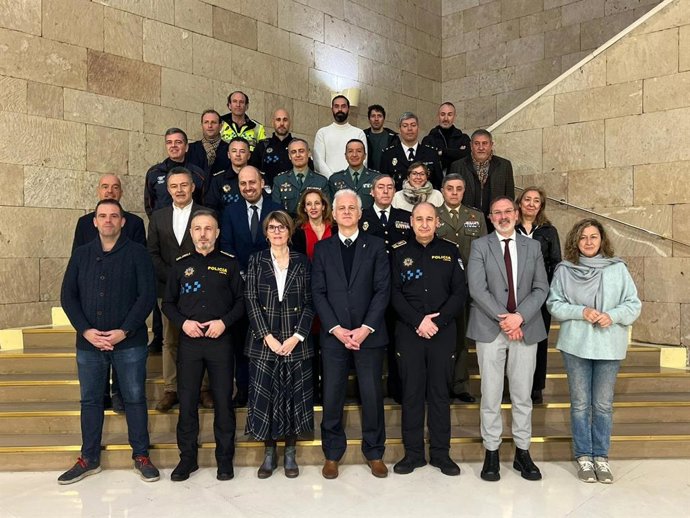 El alcalde presenta a los dos nuevos comisarios de la Policía Local de Logroño que han superado el proceso selectivo