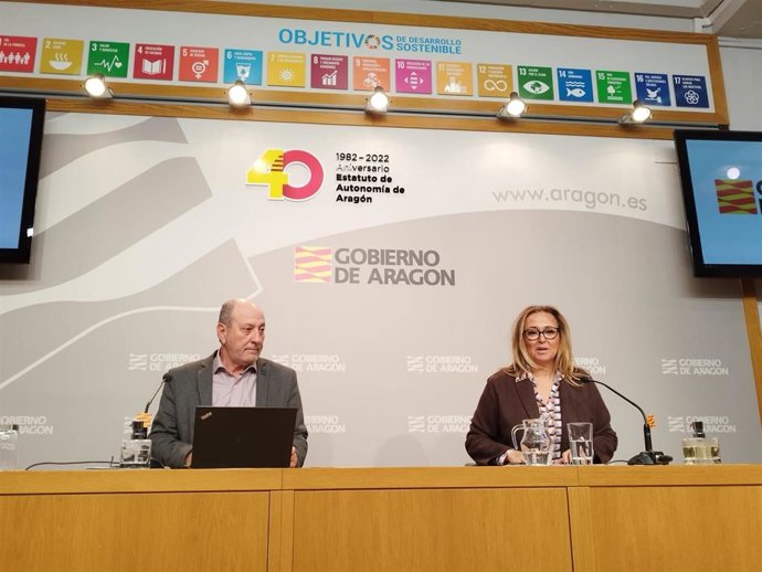 La consejera de Presidencia del Gobierno de Aragón, Mayte Pérez, y el director general de Administración Local, José Ramón Ibáñez.
