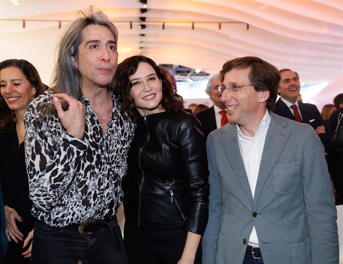  El cantante Mario Vaquerizo; la presidenta de la Comunidad de Madrid, Isabel Díaz Ayuso, y el alcalde de Madrid, José Luis Martínez-Almeida, en Fitur 2023. Archivo.