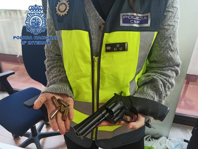 Un agente de la Policía Nacional en Palma sostiene la pistola de imitación intervenida.