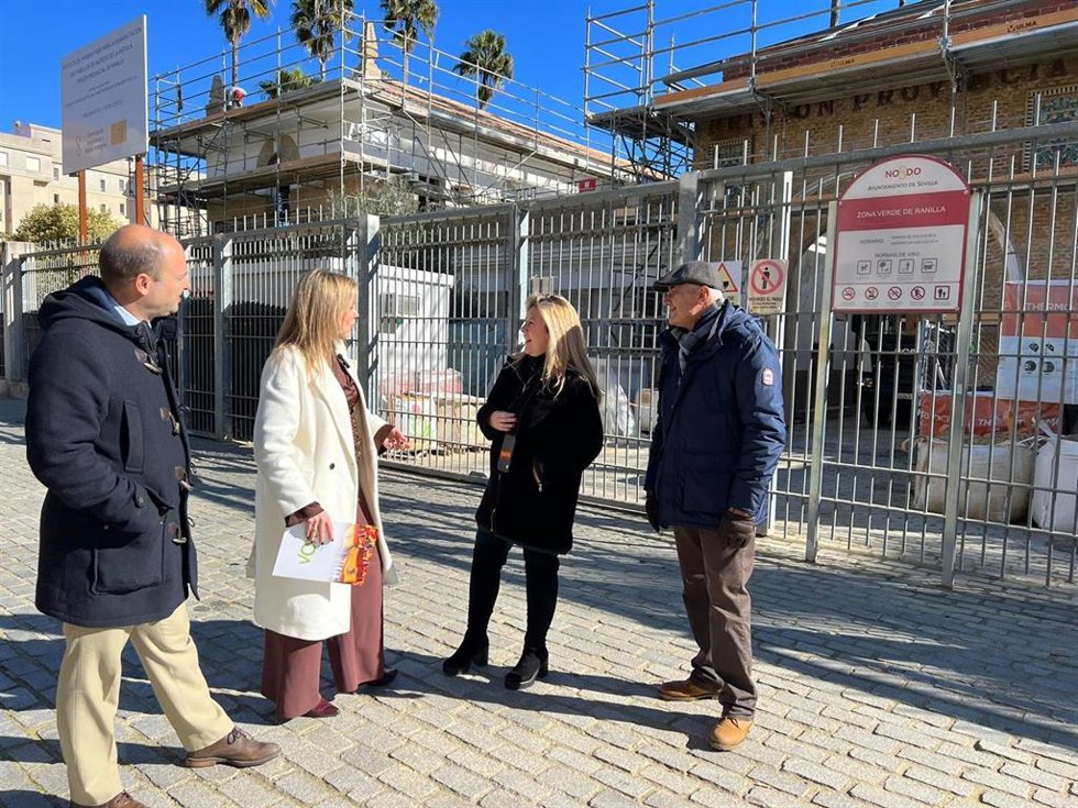 La portavoz y candidata de Vox a la Alcaldía de Sevilla, Cristina Peláez, segunda por la izquierda, a las puertas de la Ranilla.