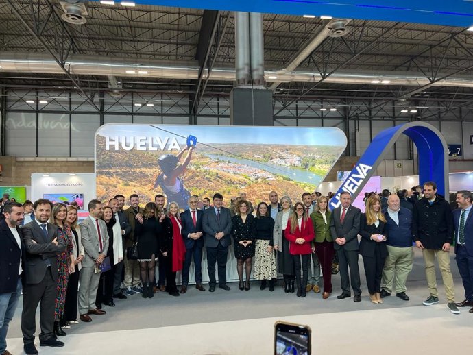 Autoridades en el stand de Huelva en Fitur.