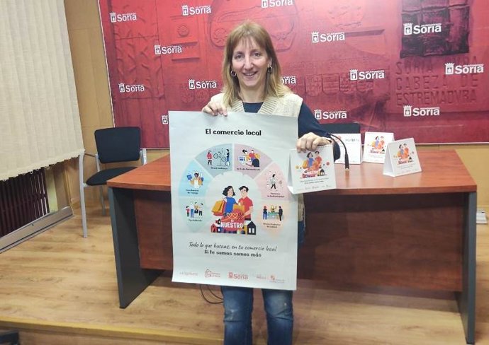 La concejal de Comercio de Soria presenta la campaña '100% lo nuestro'.
