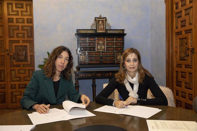 La vicepresidenta del ICHL y delegada de Hacienda y Gobierno Interior de la institución provincial, Felisa Cañete (dcha.), en la firma con Cajasur.