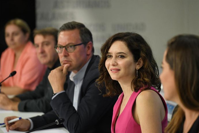 Archivo - El portavoz del PP en la Asamblea de Madrid, Alfonso Serrano (3i), y la presidenta de la Comunidad de Madrid, Isabel Díaz Ayuso (3d), en el Comité Ejecutivo del PP de Madrid, a 3 de octubre de 2022, en Madrid (España).