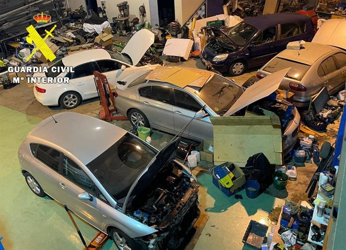 La Guardia Civil localiza en el Alfoz de Burgos dos talleres clandestinos de reparación de coches.