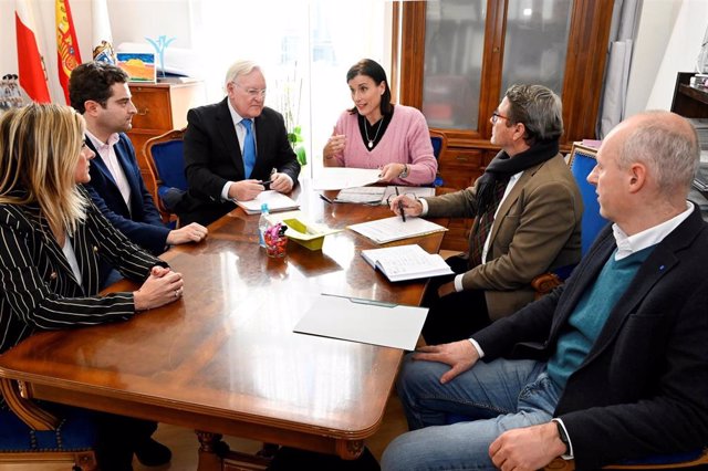 La alcaldesa de Santander,Gema Igual, se reúne con empresarios del polígono de Candina