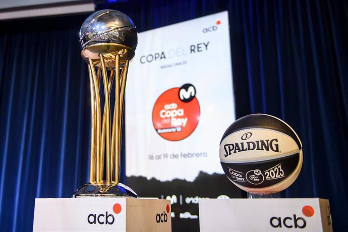 Trofeo y balón de la Copa del Rey de baloncesto 2023.