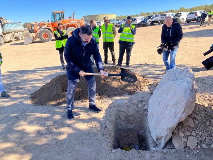 El consejero de Sostenibilidad, Medio Ambiente y Economía Azul, Ramón Fernández-Pacheco,  durante el acto de colocación de la primera piedra del Centro de Defensa Forestal (Cedefo) Hernán-Valle de Guadix.
