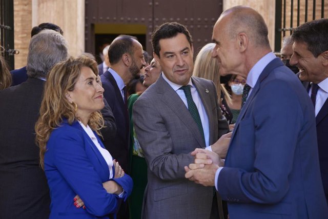 Archivo - La ministra de Transportes, Movilidad y Agenda Urbana, Raquel Sánchez, junto al presidente de la Junta de Andalucía, Juanma Moreno, y el Alcalde de Sevilla, Antonio Muñoz, (d). Archivo
