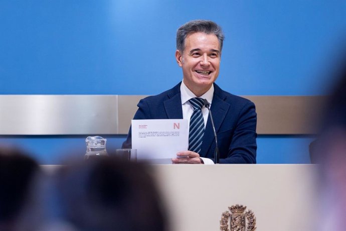El consejero de Urbanismo, Víctor Serrano, en una rueda de prensa.