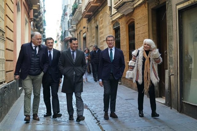 Juanma Moreno y Alberto Núñez Feijóo, este lunes en Cádiz