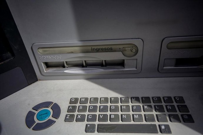 Archivo - Un cajero de un banco en una imagen de archivo