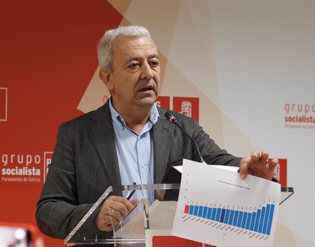 El portavoz parlamentario del PSdeG, Luis Álvarez, este lunes en una rueda de prensa en la Cámara gallega.