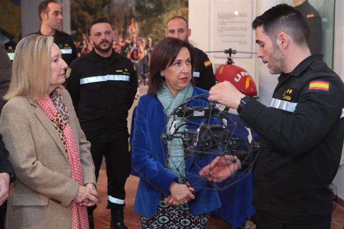 La ministra de Defensa, Margarita Robles, asiste a la presentación de la unidad de drones de la Unidad Militar de Emergencias (UME)