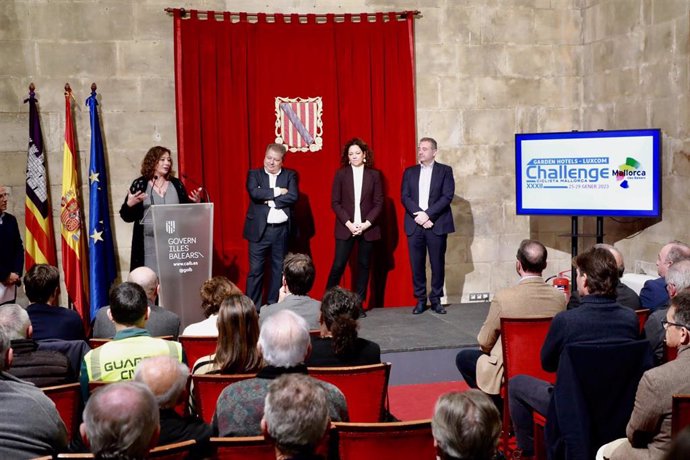 La presidenta del Govern, Francina Armengol, durante la presentación de la 32 Challenge Ciclista Mallorca.