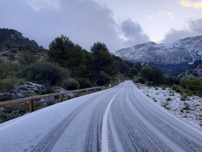 Archivo - Acumulación de nieve en la carretera de la Serra de Tramuntana (Ma-10), a 6 de enero de 2021.