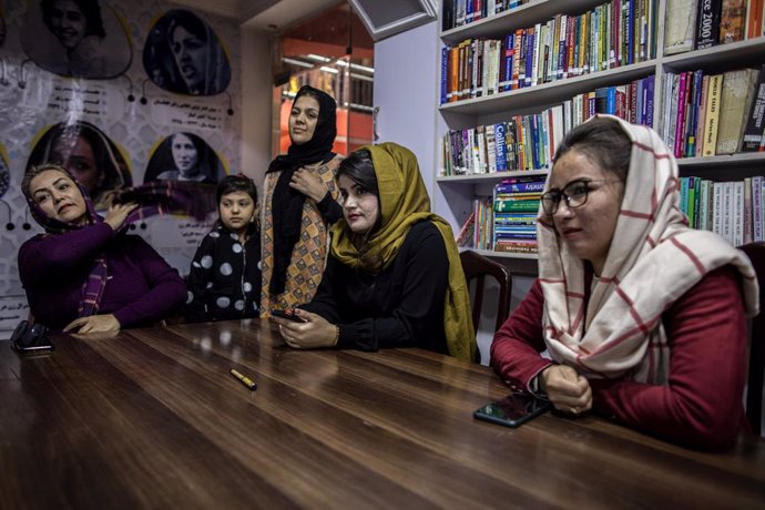 Archivo - 08 November 2022, Afghanistan, Kabul: Julia Parsi (L) sits with other founders of the "San Library," the "women's library" in the Afghan capital Kabul. Since taking power in August 2021, the militant Islamist movement of Taliban have been mass