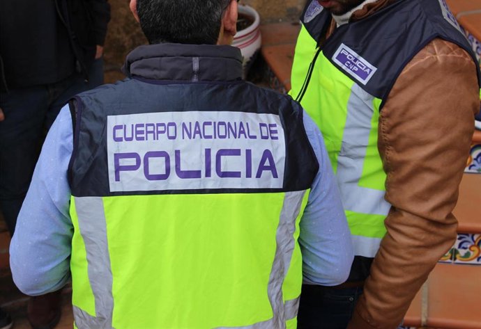 La Policía Nacional sorprende a un hombre propinándole una paliza a otro para robarle